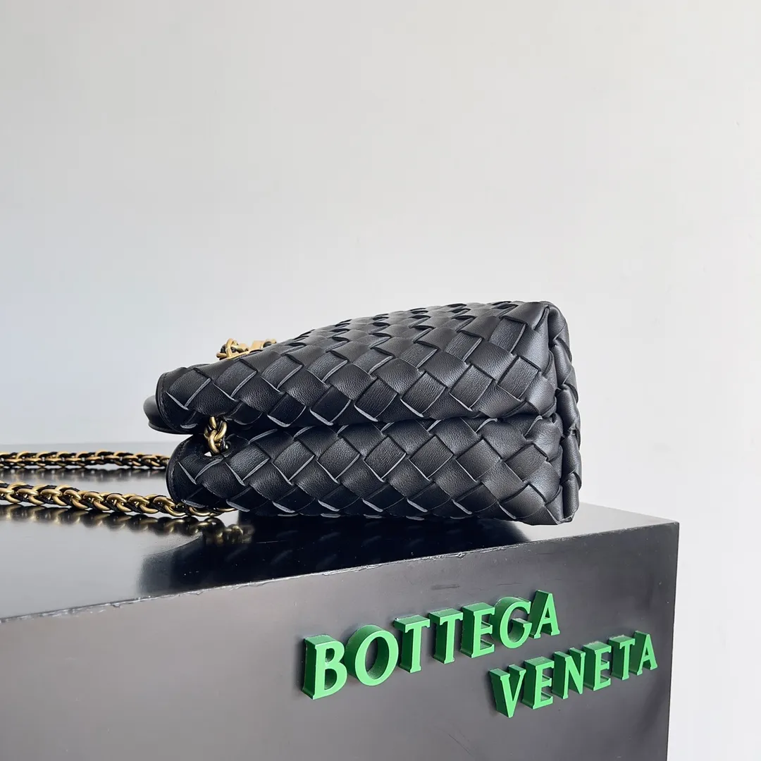 Batch 1960 BOTTEGA VENETA 2024 spring and summer new small ANDIAMO chain bag is also available! 🔥🔥I believe many friends have been waiting for a long time. The metallic chain adds a touch of sophistication to the original softness and elegance of Andiamo. The collision of classic craftsmanship and elegance creates a different kind of beauty. Style number: 786008 Size: 25*22*10.5cm